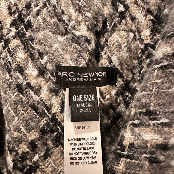 Gorgeous Marc New York Tweed Cape - Picture 4 of 4